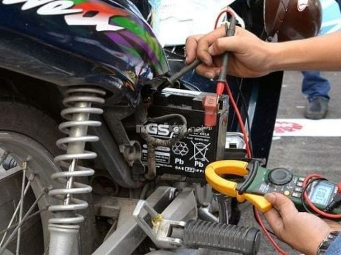 Xe máy có thể tự sạc lại bình ắc quy không?