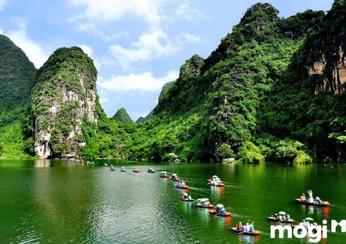 Tết này đi đâu để tận hưởng không khí trong lành và thiên nhiên hoang sơ? Tràng An – Ninh Bình chính là điểm đến lý tưởng cho bạn.