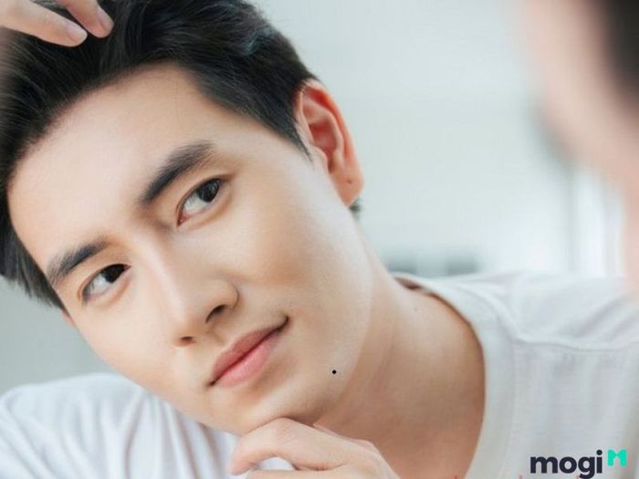 nốt ruồi dưới cằm phải ở nam giới