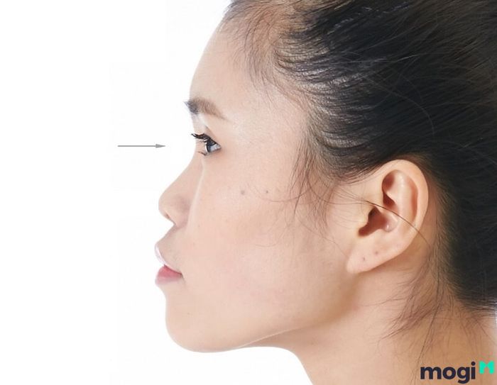 Sơn căn thấp, lõm báo hiệu cuộc đời gặp nhiều khó khăn và thử thách.