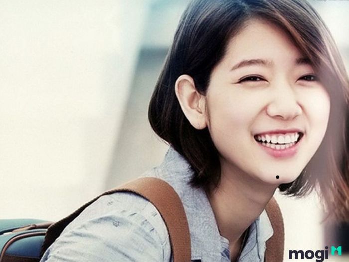 Nốt ruồi ở cằm chẻ của nữ giới