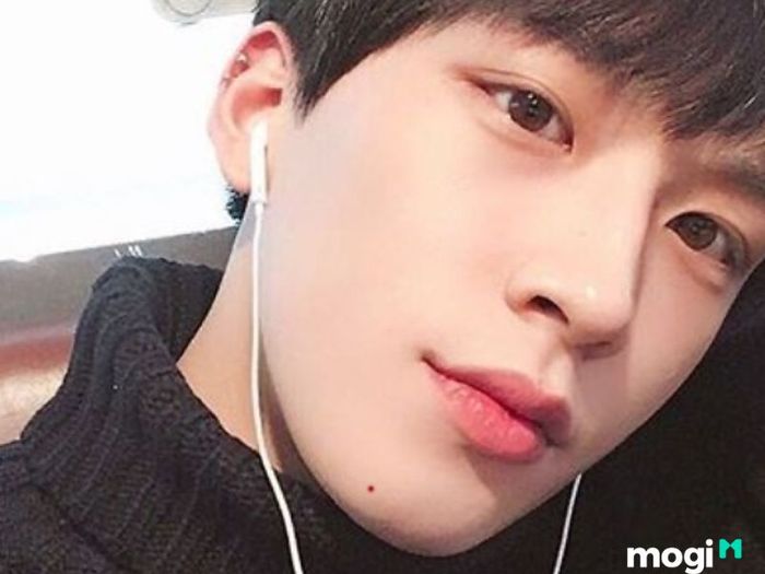 Nốt ruồi son dưới cằm ở nam giới