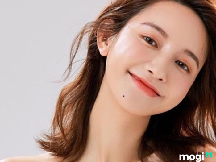 Nốt ruồi dưới cằm trái ở nữ giới