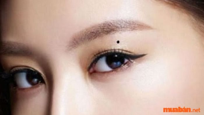 Nốt ruồi ở mí mắt có ý nghĩa như thế nào?