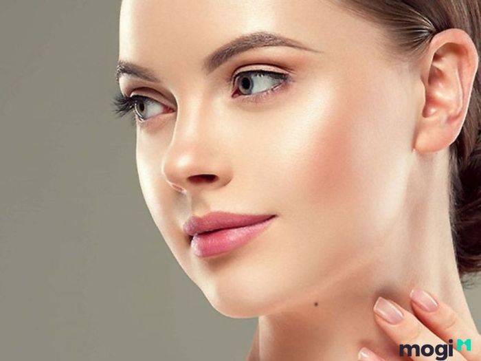 Nốt ruồi dưới nọng cằm ở nữ