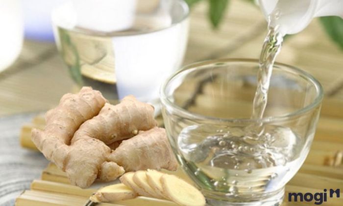 Rượu gừng có thể được dùng để làm sạch bàn thờ trước khi thực hiện nghi thức văn khấn bao sái bàn thờ