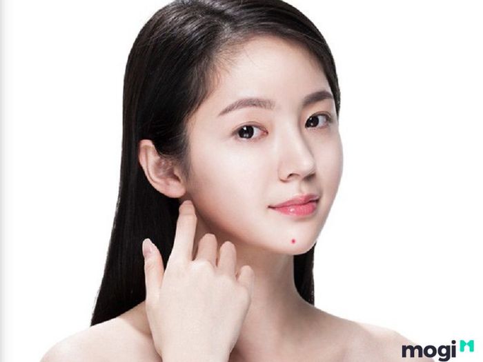 Nốt ruồi son dưới cằm ở nữ