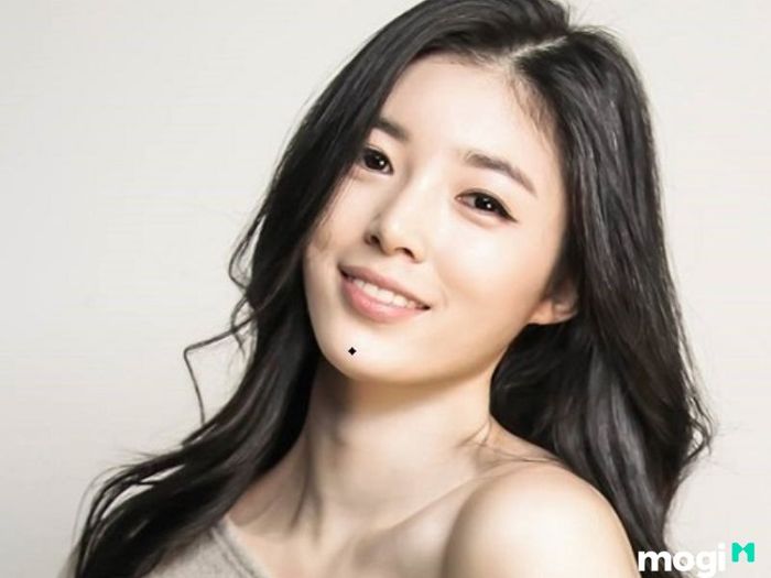 Nốt ruồi ở giữa cằm của phụ nữ