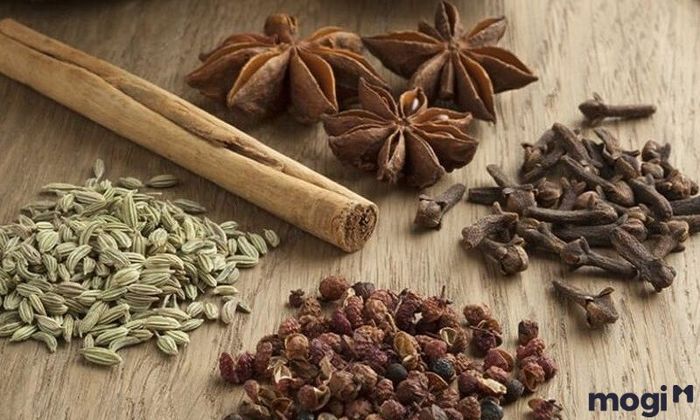 Sử dụng nước ngũ vị hương để thanh tẩy trước khi tiến hành lễ văn khấn bao sái bàn thờ