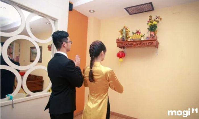 Con cháu trong gia đình phải là người thực hiện đọc văn khấn bao sái bàn thờ