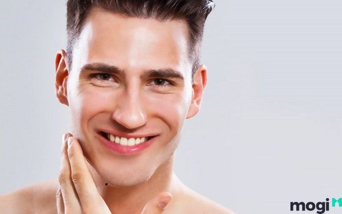 Đàn ông có nốt ruồi dưới nọng cằm thường có tính cách dè dặt, cẩn trọng trong mọi quyết định và hành động.