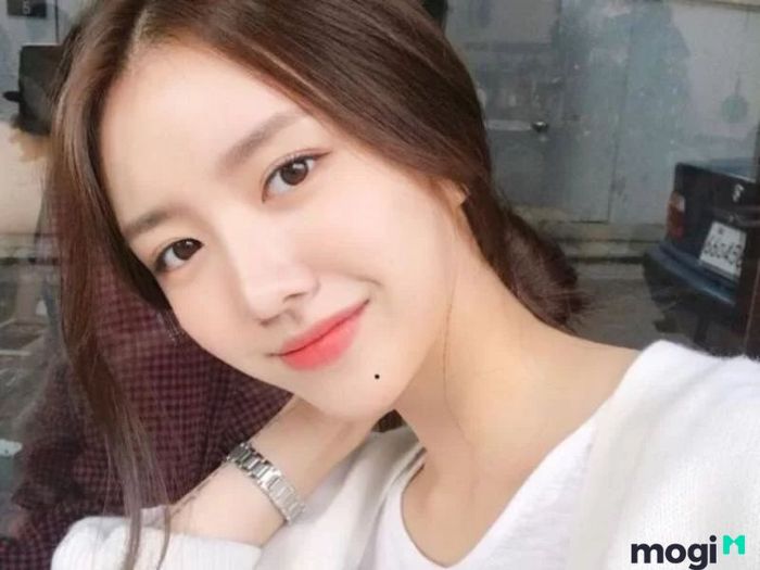 Nốt ruồi dưới cằm phải ở nữ giới