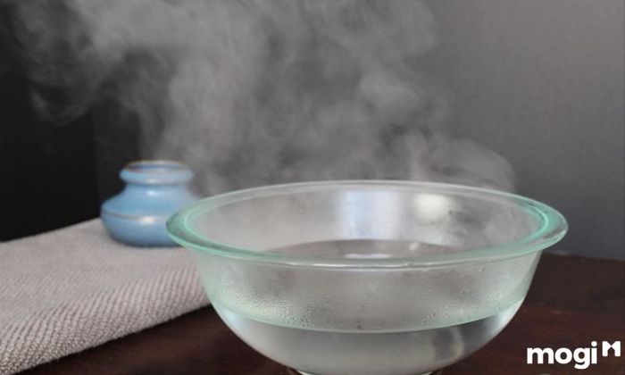 Có thể lau dọn sơ bộ bằng nước ấm