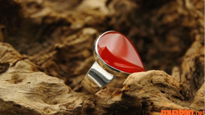 Nhẫn với thiết kế hình giọt nước tinh tế