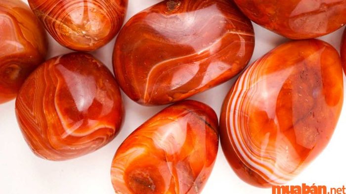 Đá Carnelian có công thức hóa học là SiO2, là một dạng của Silicon Dioxide.
