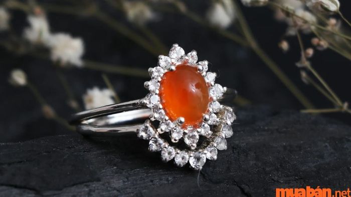 Nhẫn được chế tác từ đá Carnelian sang trọng