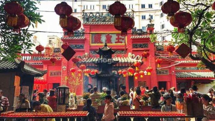 Lễ vía Ngọc Hoàng là sự kiện lớn thu hút sự chú ý của đông đảo người dân - Nguồn: Internet
