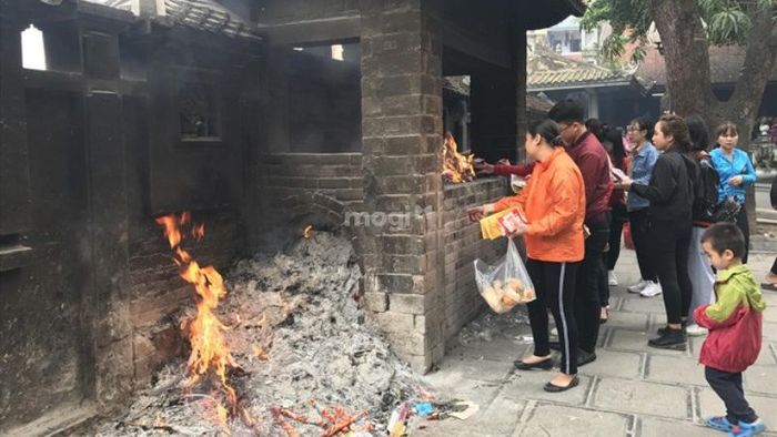 Không dâng lễ mặn và hạn chế đốt vàng mã
