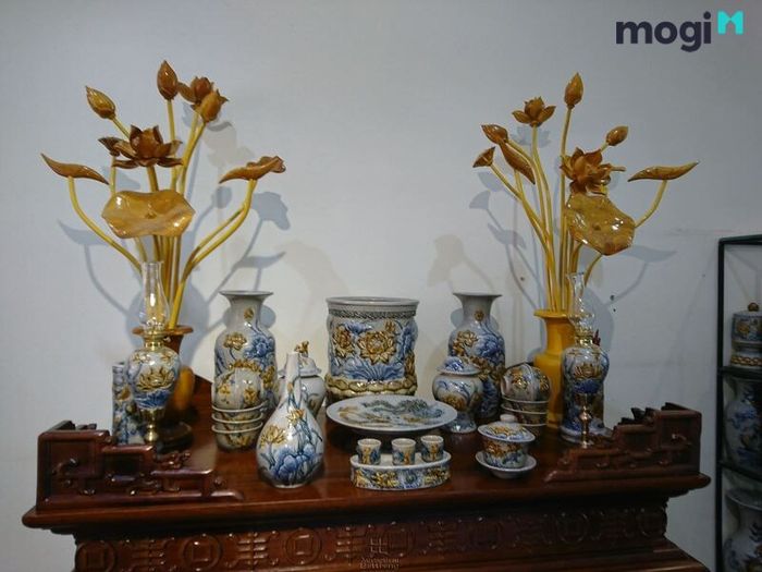 Mẫu cắm hoa sen gỗ đẹp trên bàn thờ.