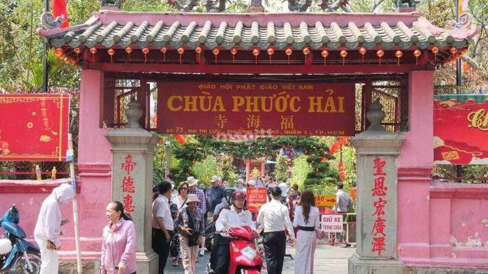 Chùa Ngọc Hoàng ở Quận 1 còn được gọi là Chùa Phước Hải (Phước Hải Tự) – Nguồn: Internet