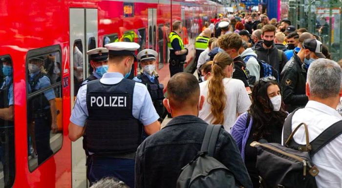 Trains were often packed as people took advantage of the nearly free travel offer.