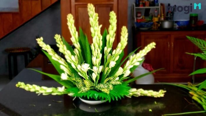 Hoa huệ trắng cắm trên bàn thờ đẹp và trang trọng.