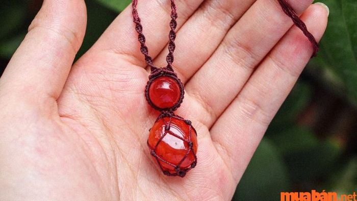 Mặt dây chuyền làm từ đá Carnelian nổi bật và quý phái