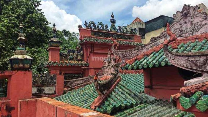 Mái ngói âm dương kết hợp cùng tường gạch đỏ đã trở thành điểm nhận diện đặc trưng của chùa Ngọc Hoàng - Nguồn: Internet