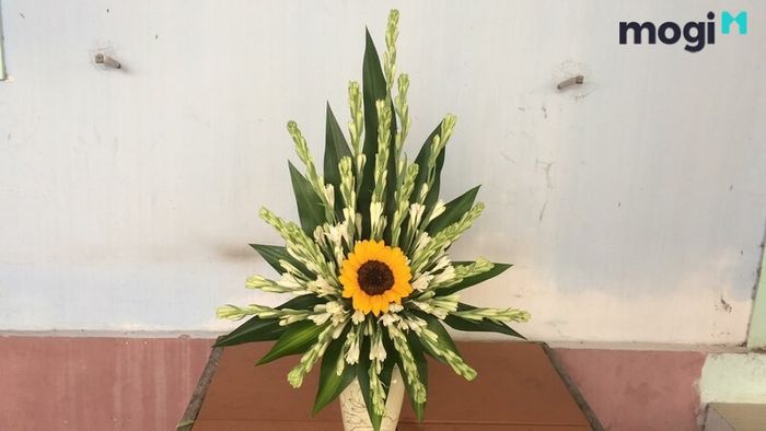 Hoa huệ kết hợp hoa đồng tiền tạo nên sự trang trọng.