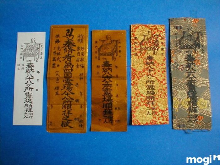 Bùa và kinh trừ tà là phương pháp rất phổ biến khi muốn xua đuổi tà ma