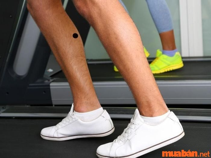 Nốt ruồi ở bắp chân phải của nam giới