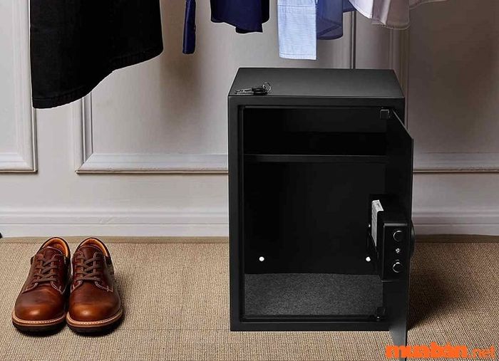 Vị trí đặt két sắt trong phòng ngủ nên tránh các hướng xấu tương khắc với mệnh của gia chủ.