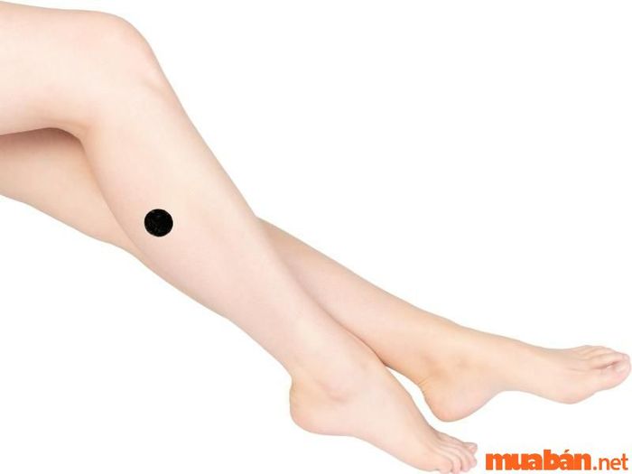 Nốt ruồi ở bắp chân phải của nữ giới