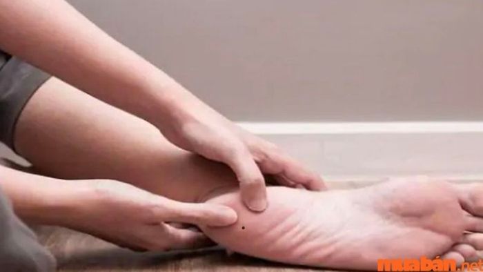Nam giới có nốt ruồi ở vị trí này thường có xu hướng hướng nội, thích sự tĩnh lặng hơn là sự náo nhiệt.
