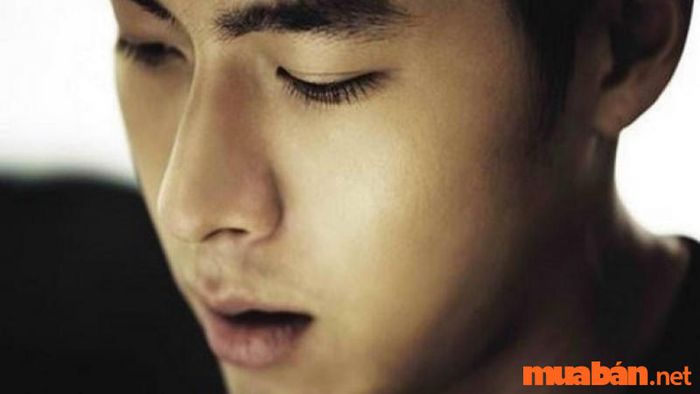 Nam giới có đôi mắt sâu và lông mày rậm thường gặp nhiều khó khăn trong cuộc sống do tính cách ích kỷ, không biết chia sẻ.