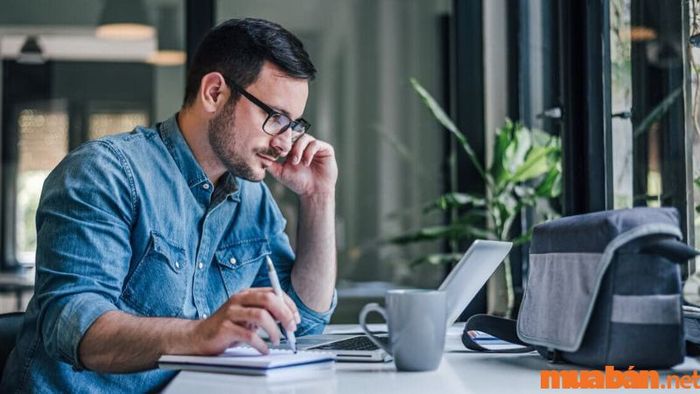 Sự nghiệp của nam giới có bàn tay chữ M luôn được đánh giá cao vì sự sáng tạo, quyết đoán và tài năng lãnh đạo. Tuy nhiên, để đạt được thành công lâu dài, họ cũng cần kiên trì, tập trung vào việc phát triển bản thân và luôn sẵn sàng thích ứng với những thay đổi trong công việc và môi trường xung quanh.