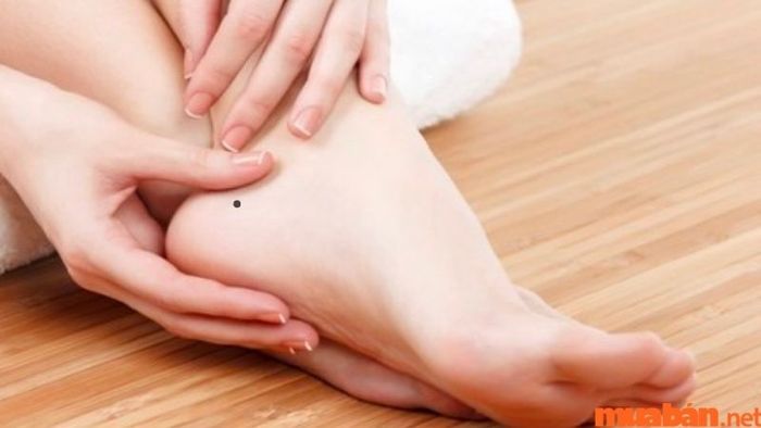 Nốt ruồi ở vị trí này có thể là dấu hiệu của một sự nghiệp khó khăn và thiếu phát triển.