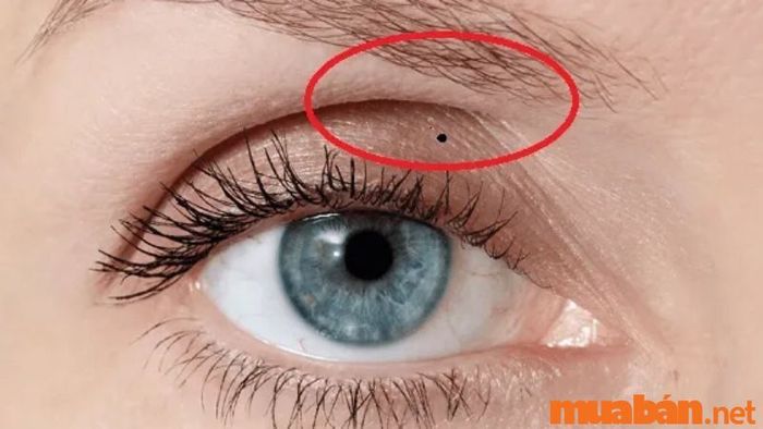 Nốt ruồi ở mí mắt nữ giới