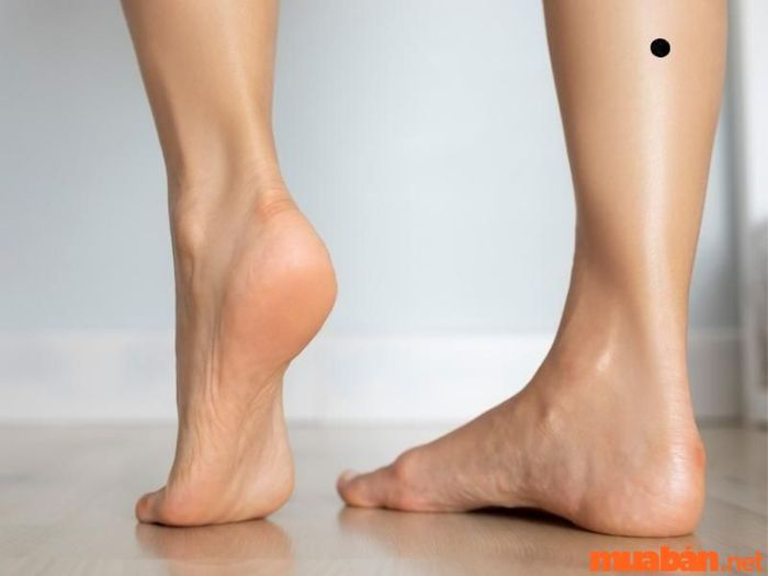 Nốt ruồi xuất hiện ở bắp chân trái của nữ giới
