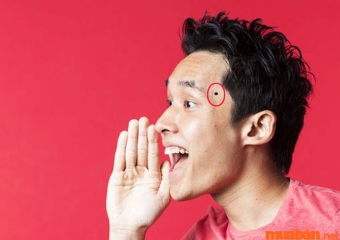 Dựa vào màu sắc nốt ruồi thái dương để dự đoán vận mệnh nam giới