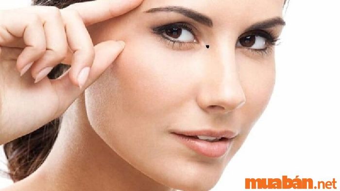Nốt ruồi ở khóe mắt nữ giới