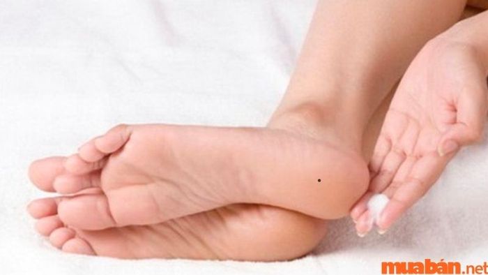 Phụ nữ có nốt ruồi ở gót chân phải thường rất năng động và hoạt bát, luôn tràn đầy sức sống trong mọi hoàn cảnh.