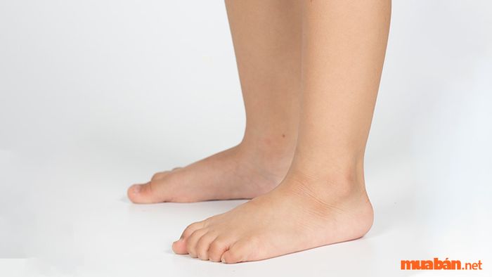 Người có bàn chân phẳng, tiếp xúc trực tiếp với mặt đất thường gặp trở ngại trong công việc và cuộc sống