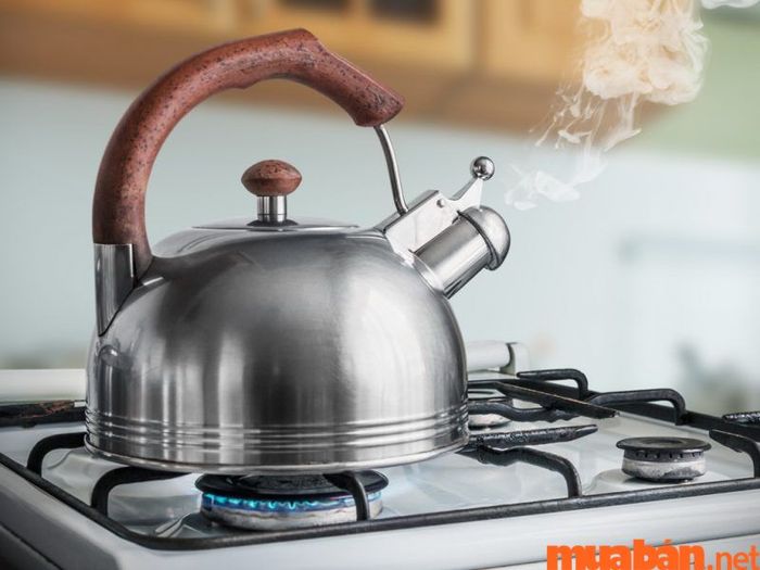 Khi về nhà mới, đun nước sôi và mở vòi nước là một cách để kích hoạt nguồn tài chính dồi dào và may mắn, tạo nên một không gian sống thịnh vượng và đầy đủ.