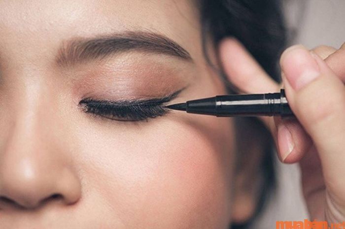 Một cách đơn giản để tạo đuôi mắt dài tự nhiên là sử dụng trang điểm.