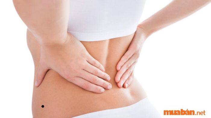 Trong phong thủy, nốt ruồi ở eo hông trái có ý nghĩa là tướng đào hoa, và những người phụ nữ có nốt ruồi này thường phải đối mặt với nhiều sóng gió trong chuyện tình cảm.
