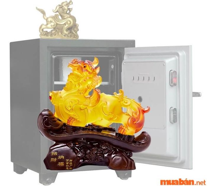 Đặt Tỳ Hưu gần két sắt sẽ mang lại may mắn và thu hút tài lộc cho gia chủ.