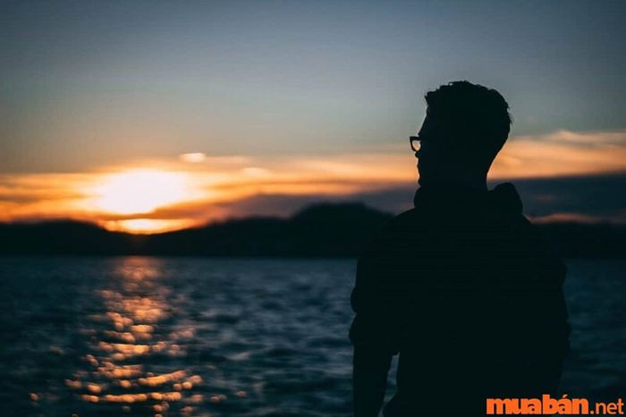 Lạnh lùng và cô độc là đặc điểm của người mệnh Ốc Thượng Thổ.