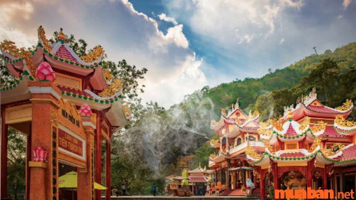 Đất ngũ linh thỉnh từ chùa mang một ý nghĩa phong thủy vô cùng quan trọng, giúp gia đình yên tâm về sự bình an của người đã khuất.