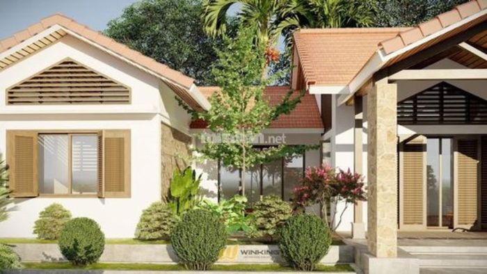 Phía trước nhà chữ U được trang trí với nhiều cây xanh, tạo không gian thoáng đãng